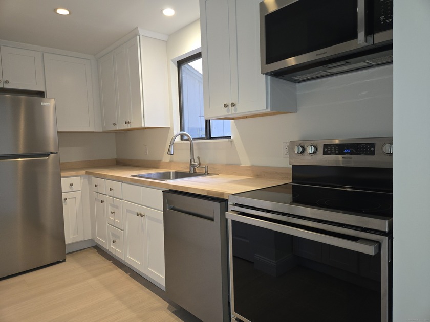 North Guilford Little Gem! Welcome to Lake Quonnipaug Hill, one - Beach Condo for sale in Guilford, Connecticut on Beachhouse.com