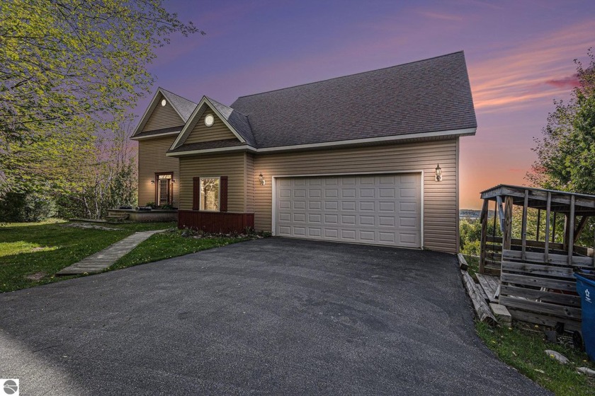 Welcome to the ultimate Up North escape! Located just a short - Beach Home for sale in Frankfort, Michigan on Beachhouse.com