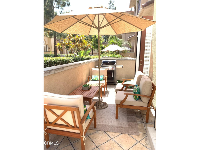 End unit townhouse with lots of windows and private - Beach Townhome/Townhouse for sale in Oxnard, California on Beachhouse.com