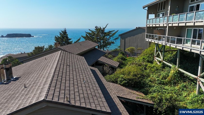 Best of Oregon coastal living in this premier condo! 2-bd, 2-ba - Beach Condo for sale in Otter Rock, Oregon on Beachhouse.com
