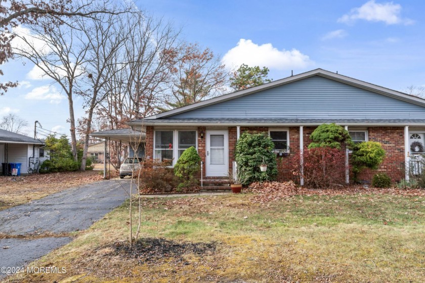 Move in ready home in Fawn Lakes. Great location! The home is - Beach Home for sale in Manahawkin, New Jersey on Beachhouse.com