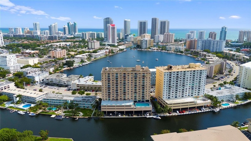 PRIME LOCATION* JUST MINUTES TO THE HALLANDALE BEACH* BRIGHT - Beach Condo for sale in Hallandale Beach, Florida on Beachhouse.com