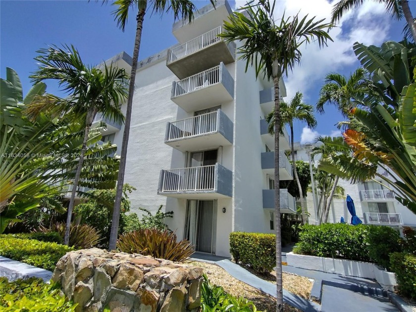 Stunning 2-bedroom, 2-bathroom unit with an open tropical design - Beach Condo for sale in North Bay Village, Florida on Beachhouse.com