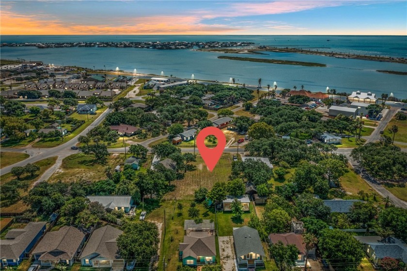 Vacant lots in Old Rockport neighborhood within a short distance - Beach Lot for sale in Rockport, Texas on Beachhouse.com