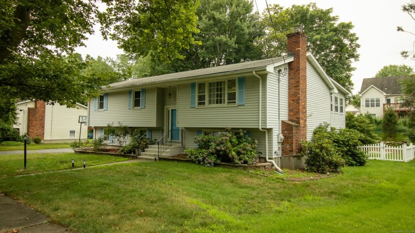 Welcome to this desirable friendly cul-de-sac neighborhood! This - Beach Home for sale in Stratford, Connecticut on Beachhouse.com