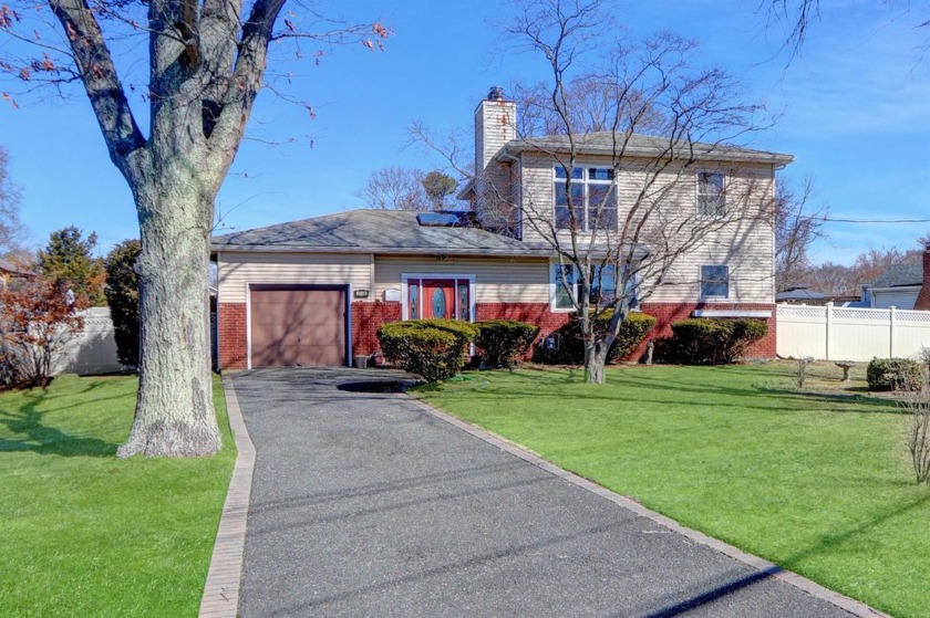 Multigenerational Home! Must see. Possible mother/daughter with - Beach Home for sale in West Islip, New York on Beachhouse.com
