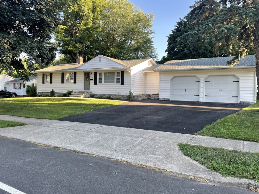 WONDERFUL FULLY RENOVATED RANCH. This absolutely stunning home - Beach Home for sale in Milford, Connecticut on Beachhouse.com