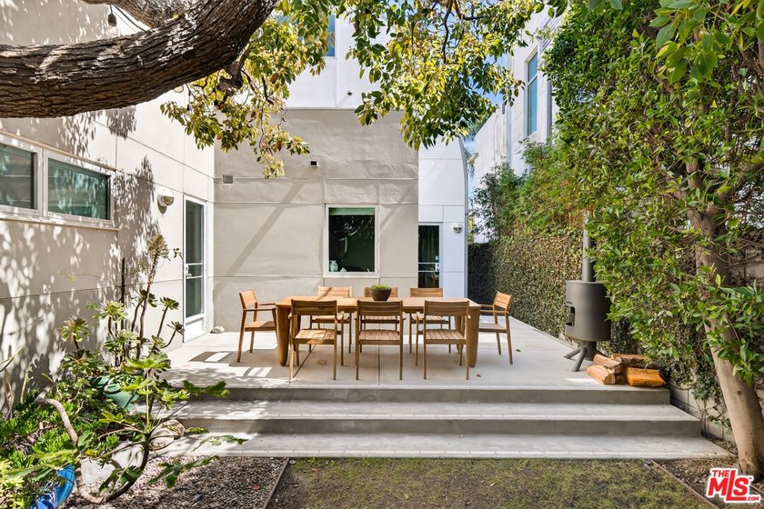 Refined modern living in Venice's coveted Silver Triangle where - Beach Home for sale in Venice, California on Beachhouse.com
