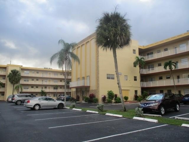 Excellent deal for this 1 bedroom, 1.5 baths Condo in the - Beach Condo for sale in Lauderdale Lakes, Florida on Beachhouse.com