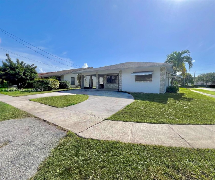 Charming single-family home just minutes from New Dania Pointe - Beach Home for sale in Dania, Florida on Beachhouse.com