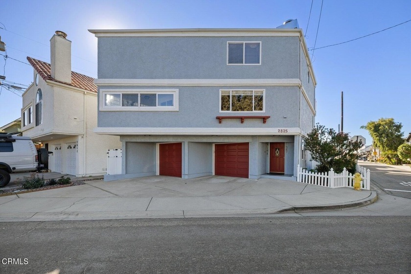 Welcome home! This specially designed beach residence - Beach Home for sale in Oxnard, California on Beachhouse.com
