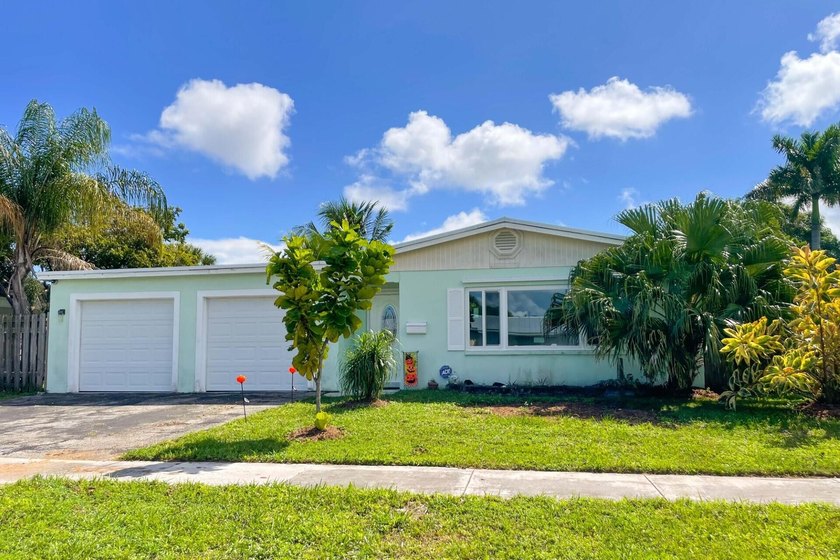 Discover this charming 3-bed, 2-bath home in a prime Palm Beach - Beach Home for sale in Palm Beach Gardens, Florida on Beachhouse.com