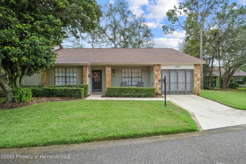 Welcome to your new home!  This lovely Expanded Maplewood end - Beach Home for sale in Spring Hill, Florida on Beachhouse.com