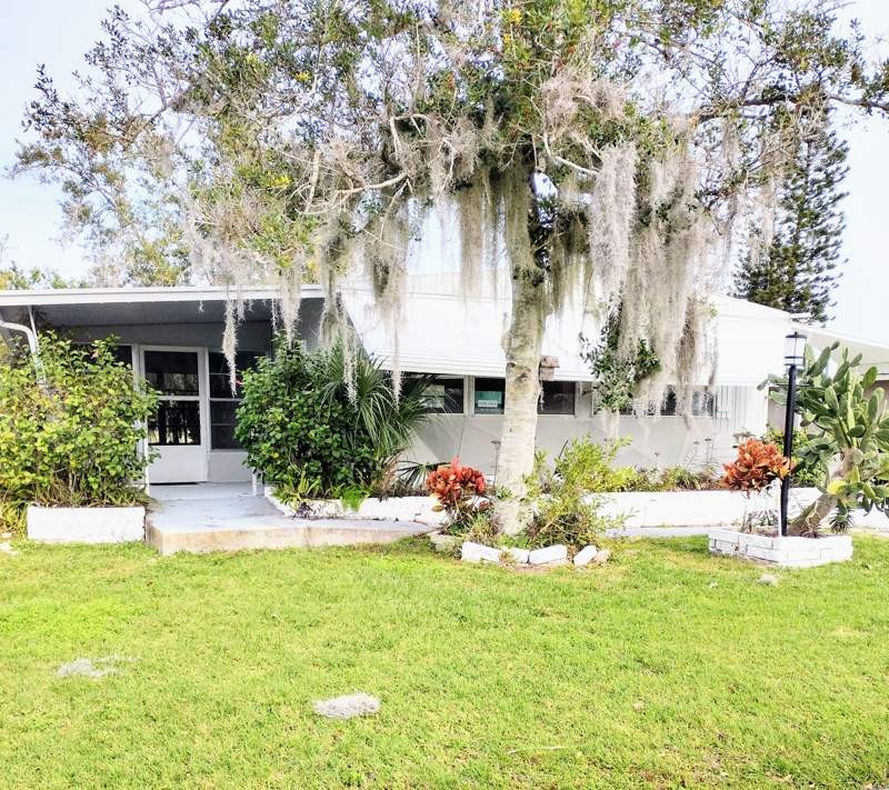 This beautiful 2 bedroom and 1.5 bath home offers an open floor - Beach Home for sale in Port Orange, Florida on Beachhouse.com