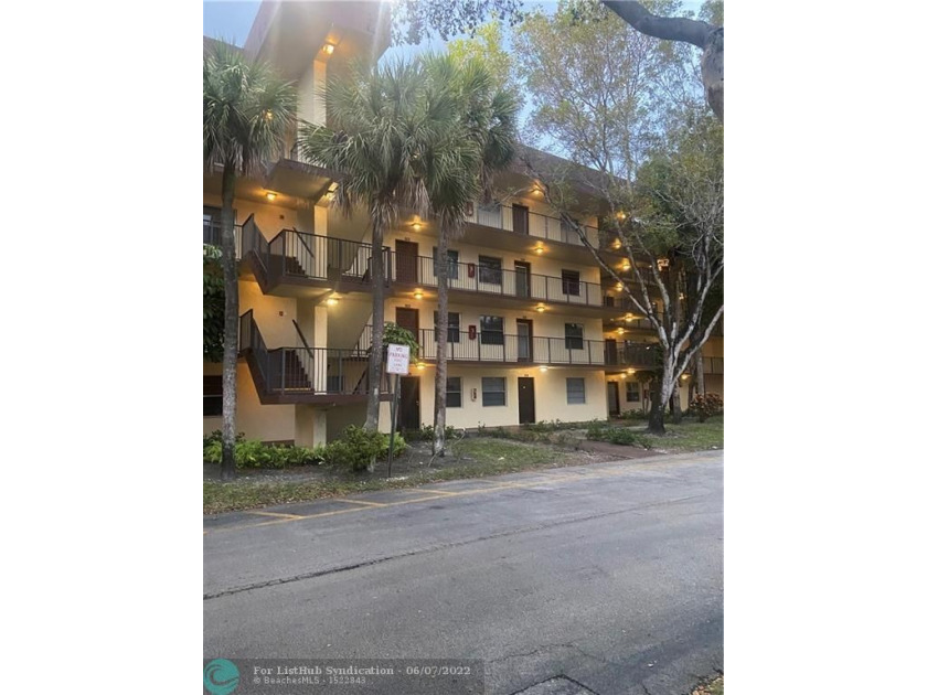 Beautiful 2bed 2bath centrally located close to shopping, banks - Beach Condo for sale in Lauderdale Lakes, Florida on Beachhouse.com