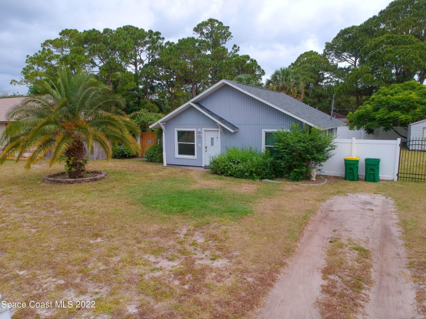 MOVE IN READY! JUST MINUTES from the RIVER & BOAT RAMPS! Only 15 - Beach Home for sale in Cocoa, Florida on Beachhouse.com