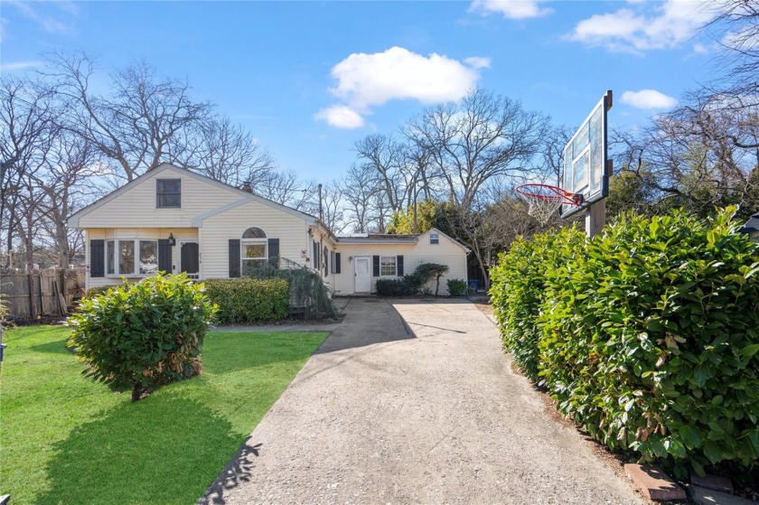 Welcome to 254 Laurelton Drive, Mastic Beach. A well-maintained - Beach Home for sale in Mastic Beach, New York on Beachhouse.com
