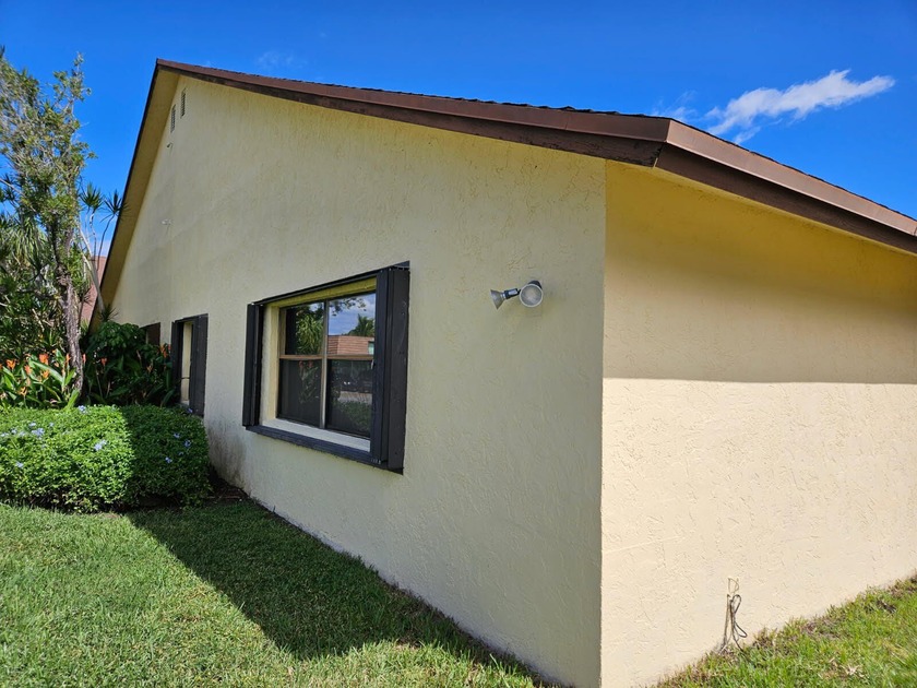 Move in ready, clean and spacious 2/2 villa located in well - Beach Home for sale in Palm Springs, Florida on Beachhouse.com