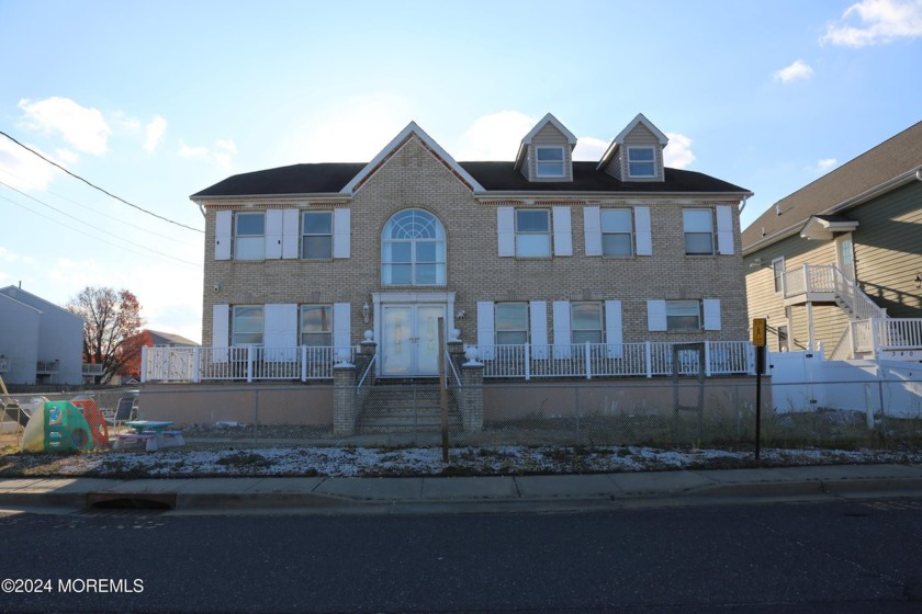 Waterfront Colonial with NYC Skyline Views and Endless Potential - Beach Home for sale in Union Beach, New Jersey on Beachhouse.com