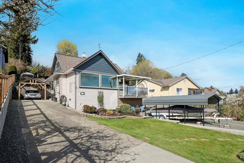 If you love classic charm paired with stylish modern upgrades, a - Beach Home for sale in Campbell River, British Columbia on Beachhouse.com
