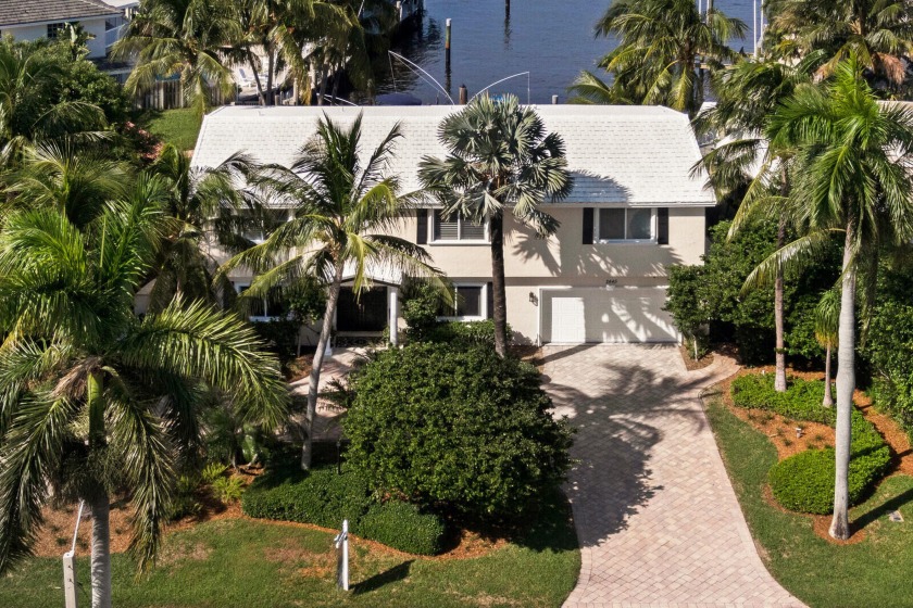 FANTASTIC 6 BEDROOM, 3-1/2 bath WATERFRONT HOME IN EXCLUSIVE - Beach Home for sale in Pompano Beach, Florida on Beachhouse.com