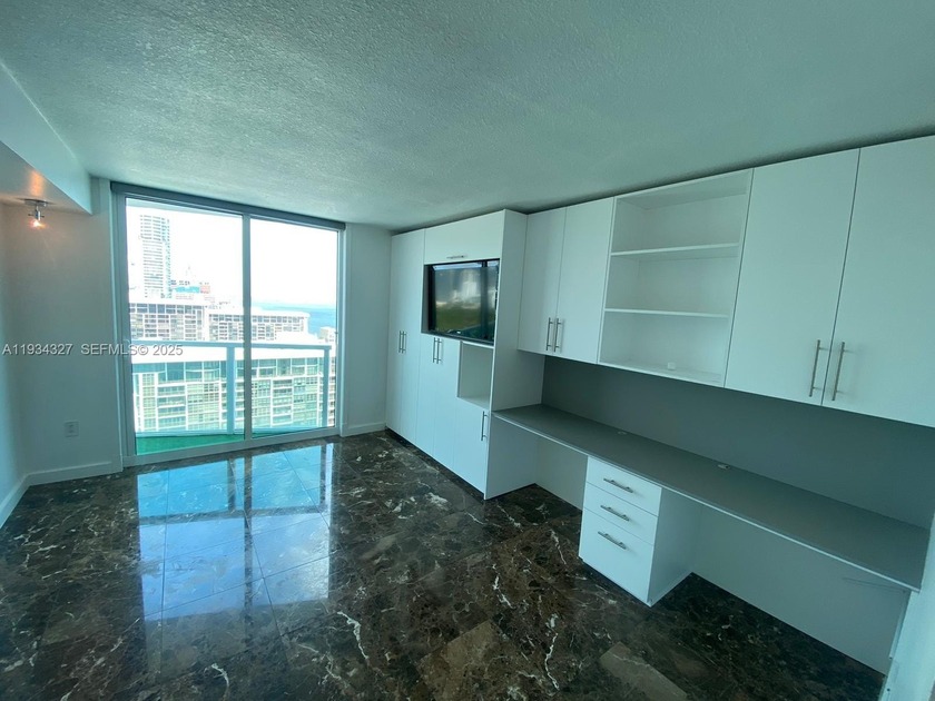 Live in this beautifully renovated unit. The best line in the - Beach Condo for sale in Miami, Florida on Beachhouse.com