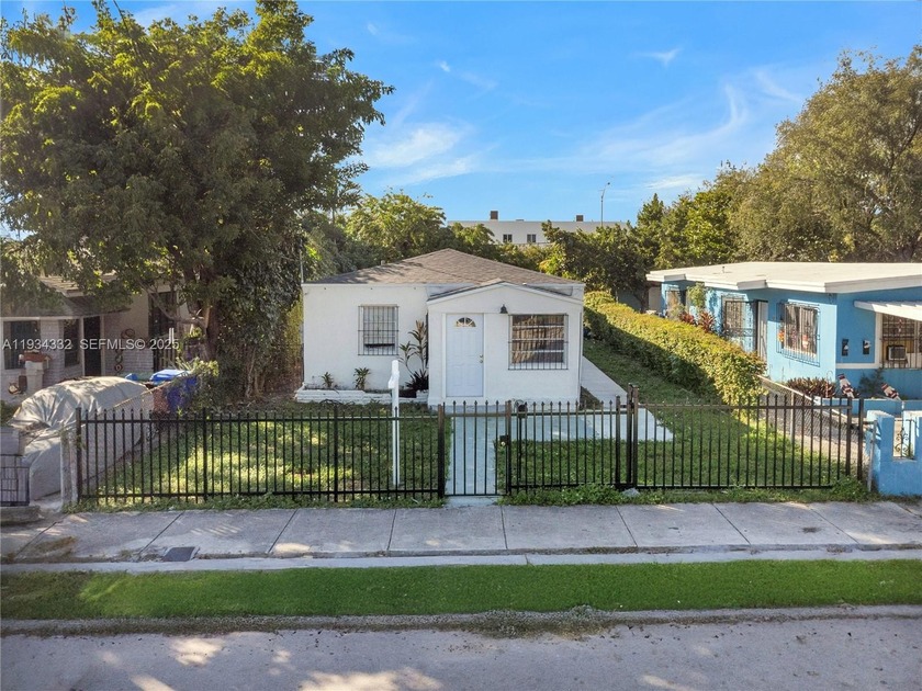 Located in a vibrant and highly sought-after neighborhood, this - Beach Townhome/Townhouse for sale in Miami, Florida on Beachhouse.com