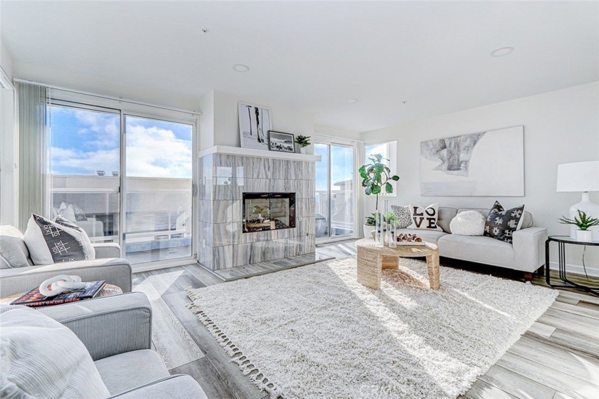 This striking freestanding townhome is incredibly well designed - Beach Condo for sale in Manhattan Beach, California on Beachhouse.com