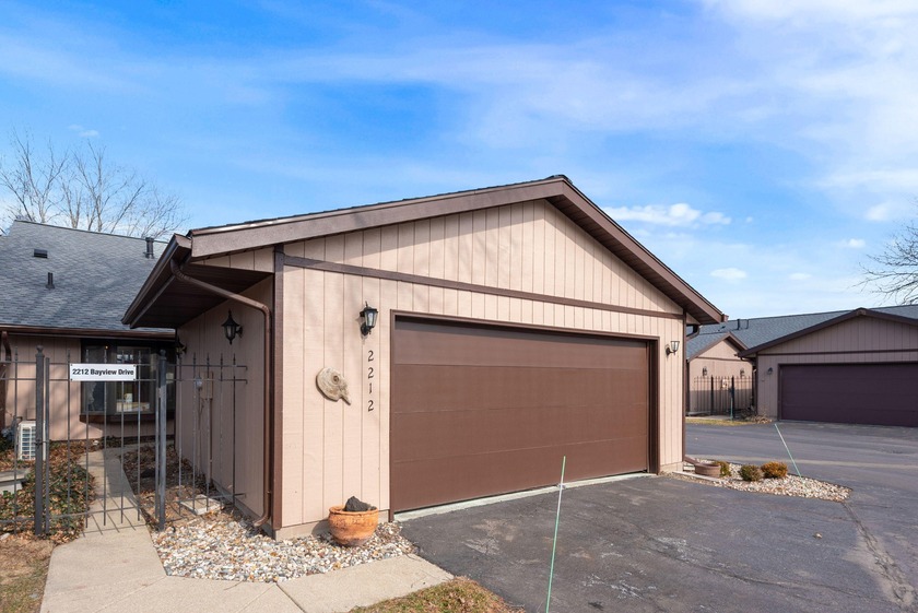 Single-level end unit at The Shores offering one of the most - Beach Condo for sale in Michigan City, Indiana on Beachhouse.com
