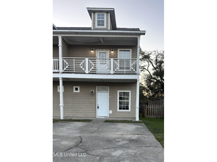 Welcome home to this 2-bedroom, 2.5-bath townhouse that checks - Beach Townhome/Townhouse for sale in Gulfport, Mississippi on Beachhouse.com