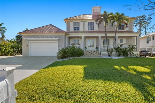 Welcome to this 4-bed, 4 bath gulf access waterfront home in - Beach Home for sale in Fort Myers, Florida on Beachhouse.com