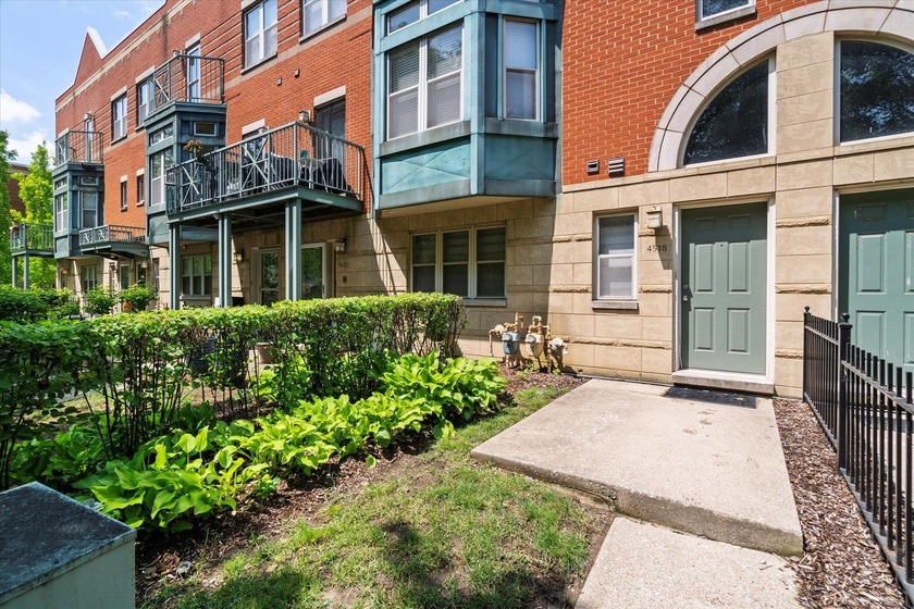 Unit is now vacant!!! 2-Story Townhouse in Prime - Beach Condo for sale in Chicago, Illinois on Beachhouse.com