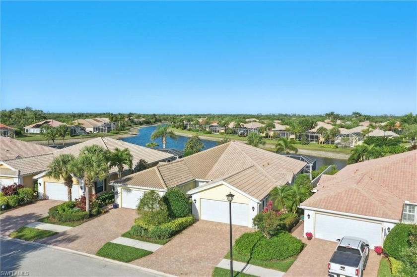 Estate Sale! This home MUST BE SOLD! This waterfront CAPRI MODEL - Beach Home for sale in Naples, Florida on Beachhouse.com