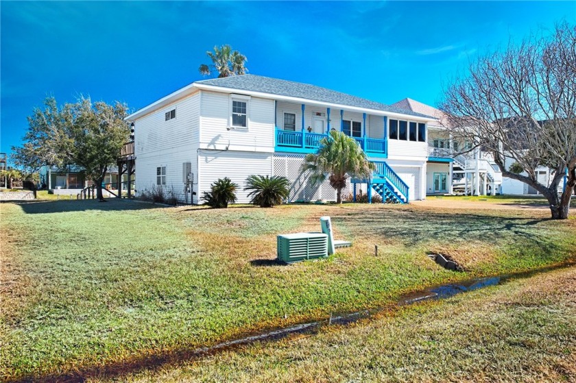 CANAL FRONT BEAUTY! THIS AMAZING HOME FEATURES DOWNSTAIRS LIVING - Beach Home for sale in Rockport, Texas on Beachhouse.com