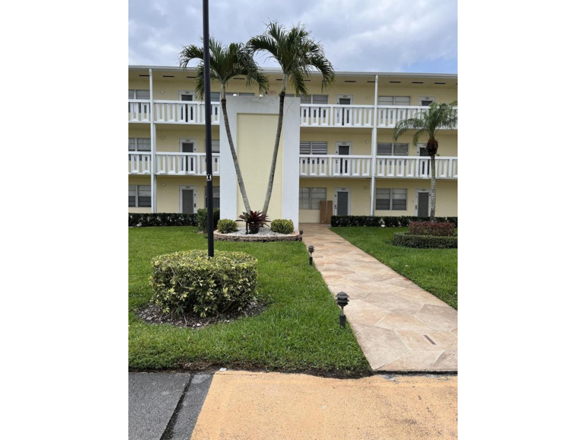 :VERY BRIGHT AND CLEAN 2/1.5 CORNER FIRST FLOOR CONDO. MOVE IN - Beach Condo for sale in Boca Raton, Florida on Beachhouse.com