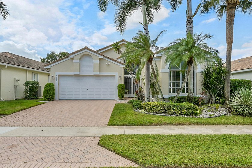 Enjoy spectacular LAKE views, dramatic sunsets in this 3/2, 2 - Beach Home for sale in Boynton Beach, Florida on Beachhouse.com