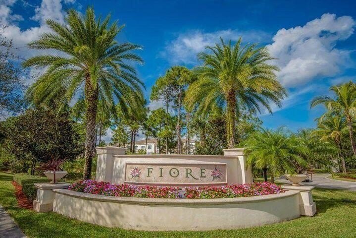 Fabulous spacious 3 bedroom 2 full bath with sun room/den - Beach Condo for sale in Palm Beach Gardens, Florida on Beachhouse.com