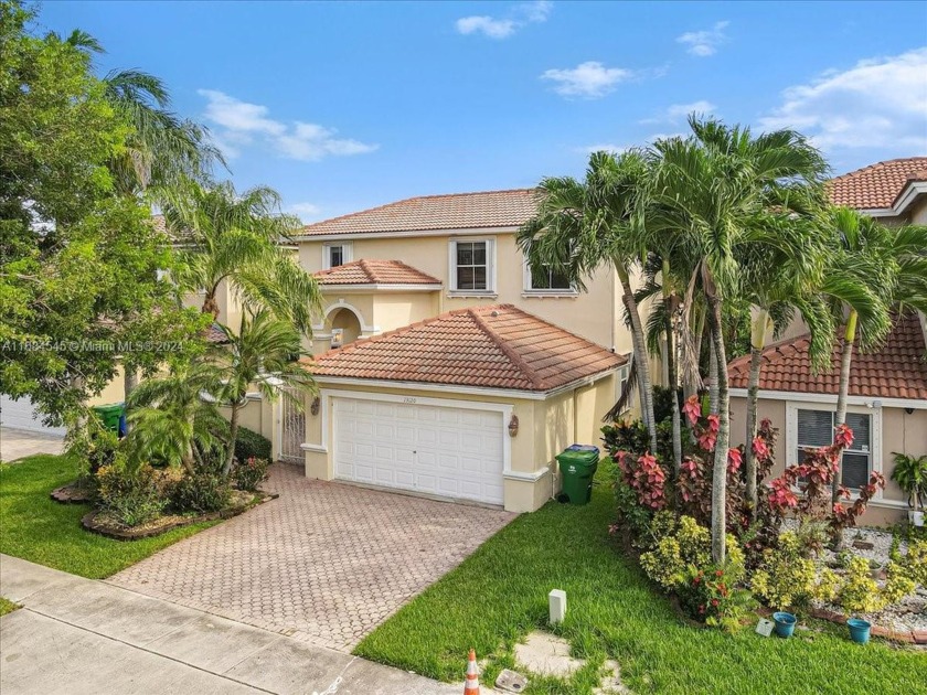 Stunning Lakefront Home w/ Pool in Monarch Lakes-Mariposa Isles - Beach Home for sale in Miramar, Florida on Beachhouse.com