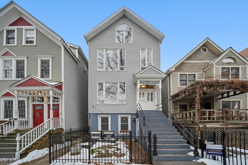 Welcome to this charming 2-bedroom, 1-bath home in an exciting - Beach Condo for sale in Chicago, Illinois on Beachhouse.com