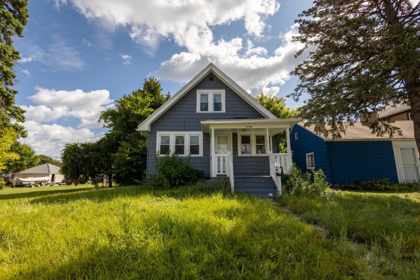 4 bedroom Milwaukee bungalow now available. This home offers a - Beach Home for sale in Milwaukee, Wisconsin on Beachhouse.com