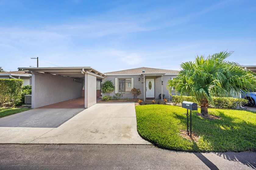 Welcome to easy living in beautiful Camelot Village. This - Beach Home for sale in Delray Beach, Florida on Beachhouse.com