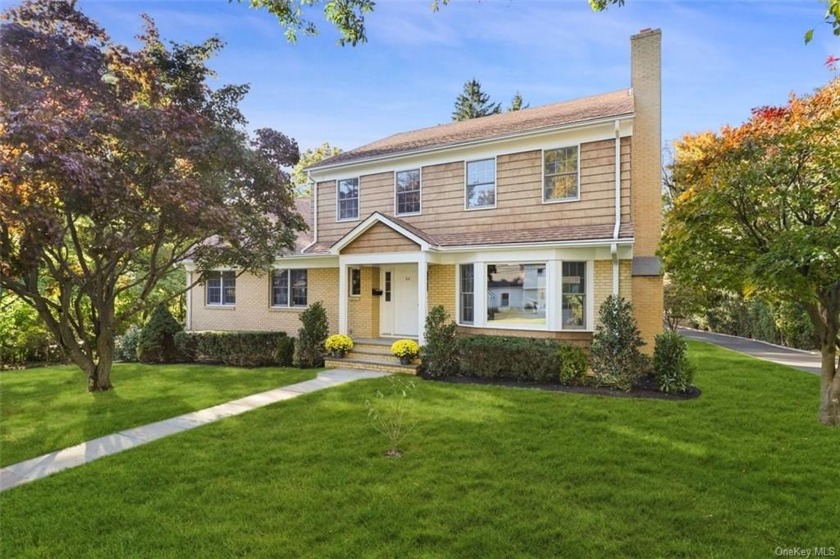 Spanning nearly 4,000 sq ft, this colonial home boasts a - Beach Home for sale in Rye, New York on Beachhouse.com