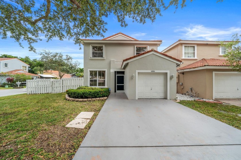 Welcome to this prestigious golf club, gated community. No - Beach Home for sale in Lake Worth, Florida on Beachhouse.com