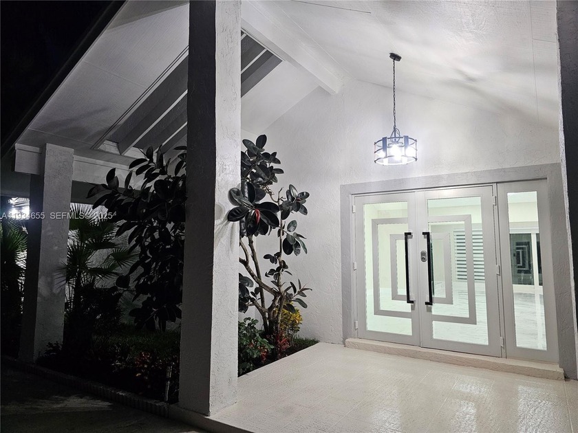 Paradise 4/2 pool house on a cul-de-sac with waterfront view in - Beach Home for sale in Palm Beach Gardens, Florida on Beachhouse.com