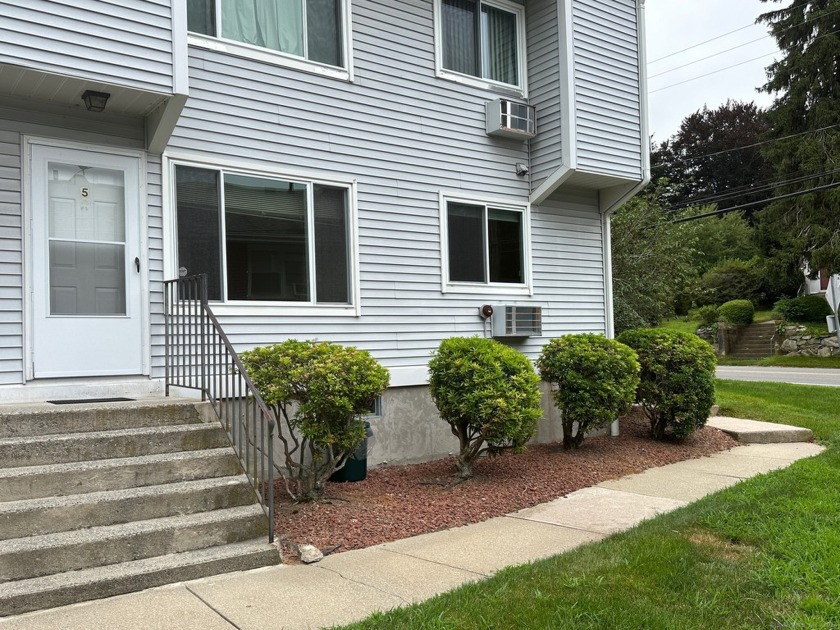 Rare find! 1 BR, one bath unit at Niles Hills Condominiums is - Beach Condo for sale in New London, Connecticut on Beachhouse.com