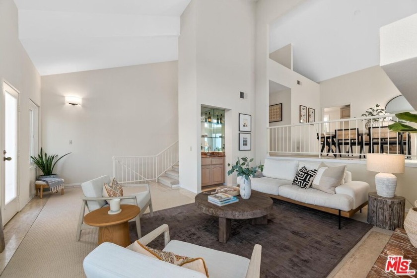 Discover the allure of this rare 3-bedroom townhouse, where - Beach Townhome/Townhouse for sale in Pacific Palisades, California on Beachhouse.com