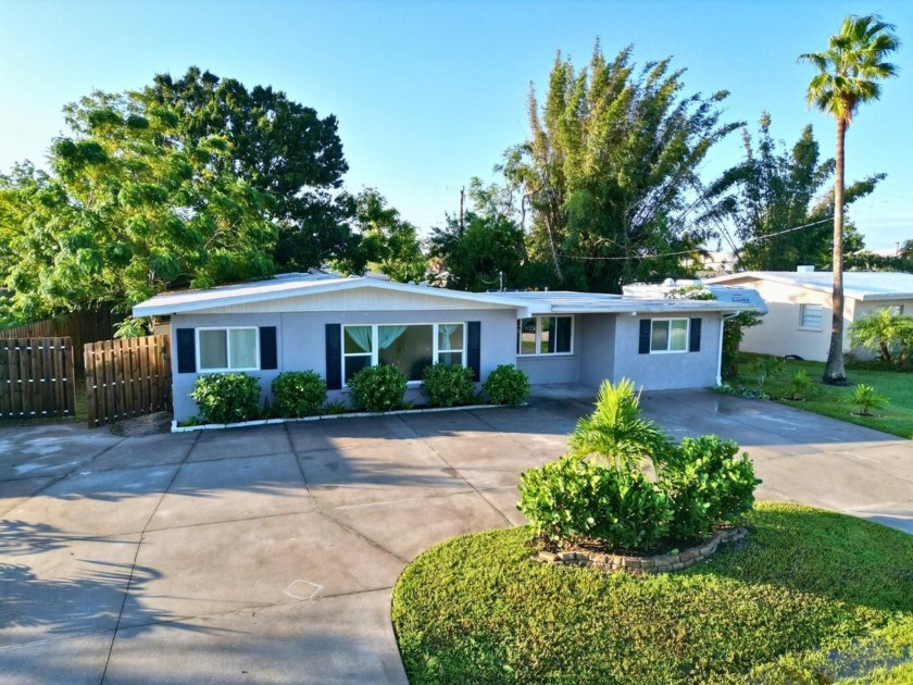 This inviting 4 bedroom, 2 bath w/ den boasts nearly 1,700 - Beach Home for sale in Venice, Florida on Beachhouse.com