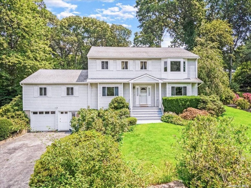 Gorgeous, mid-block colonial style house in the Cat Hollow - Beach Home for sale in Bayville, New York on Beachhouse.com