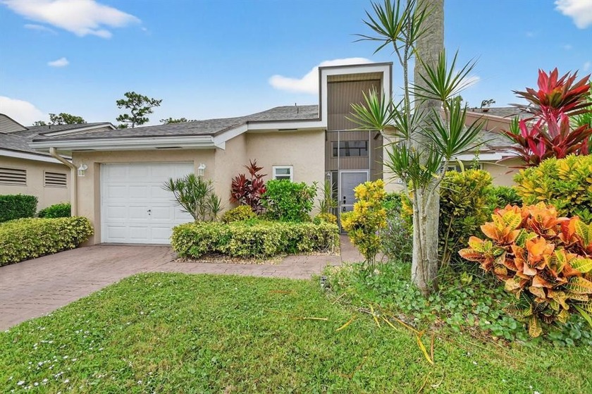 Beautifully maintained 3-bed, 2.5-bath villa with golf course - Beach Condo for sale in Lake Worth, Florida on Beachhouse.com