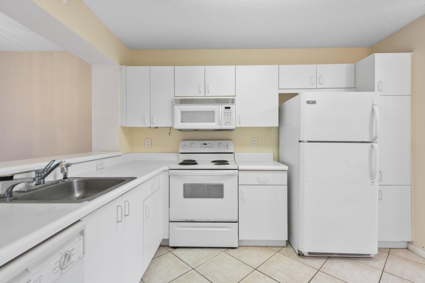 Price to Sell! Bright & Airy 2/2 condo located in desirable - Beach Condo for sale in Tamarac, Florida on Beachhouse.com